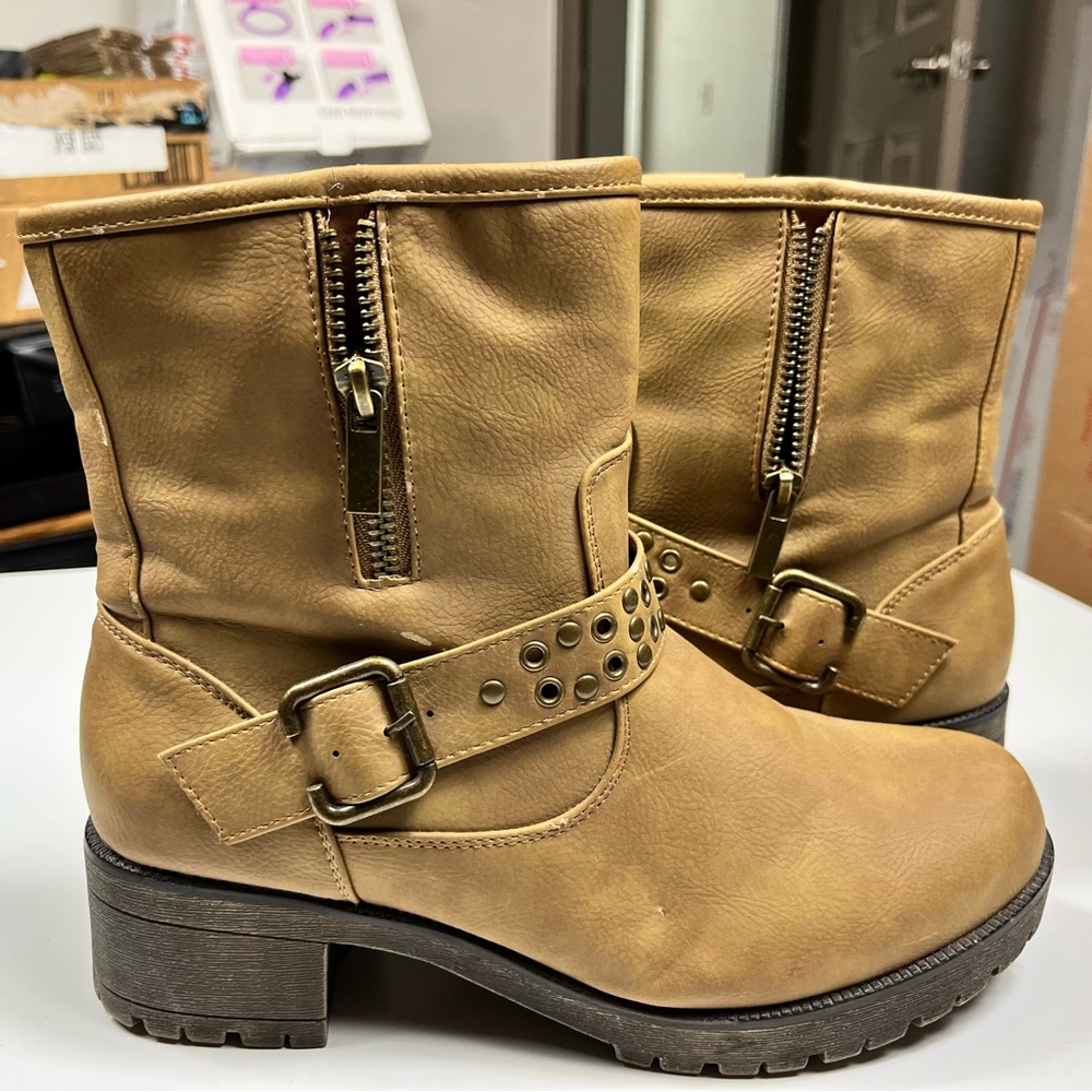 Forever Brown Lesly Buckle Boots | Size: 8